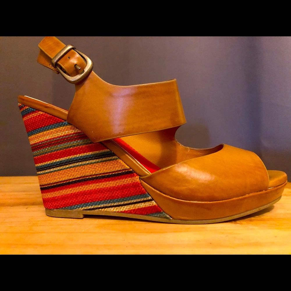 Unlisted leather sandal w/ colorful wedge. Sz 6.5